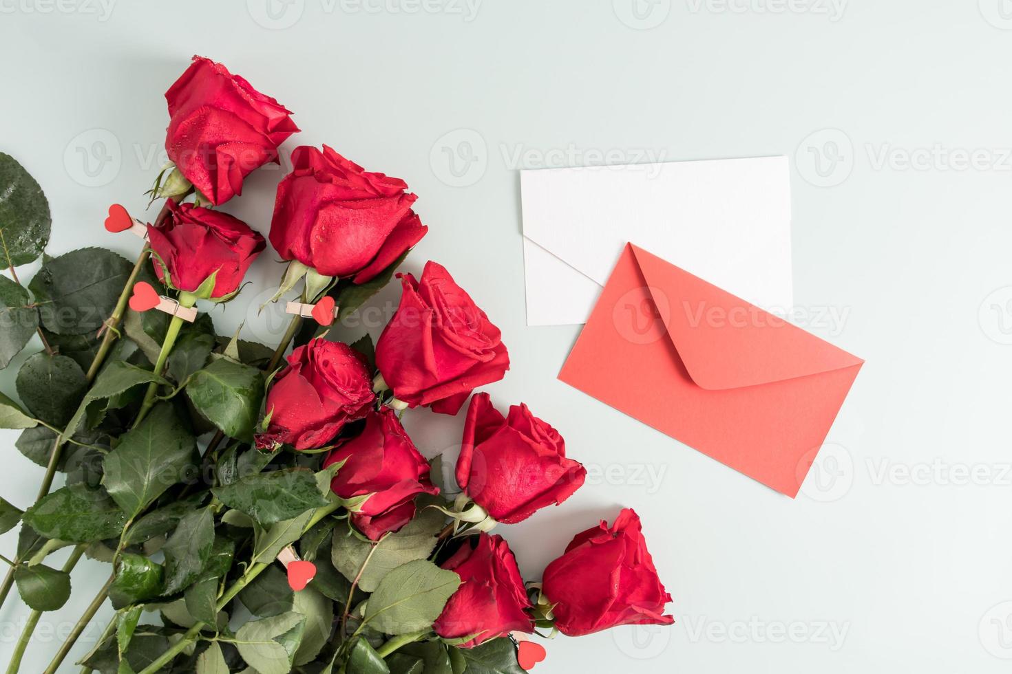 Photo libre de droit de Fleuriste Faire Un Bouquet De Roses Rouges  Enveloppe En Papier Kraft Sur Une Table En Bois Vue De Dessus Style  Rustique banque d'images et plus d'images libres