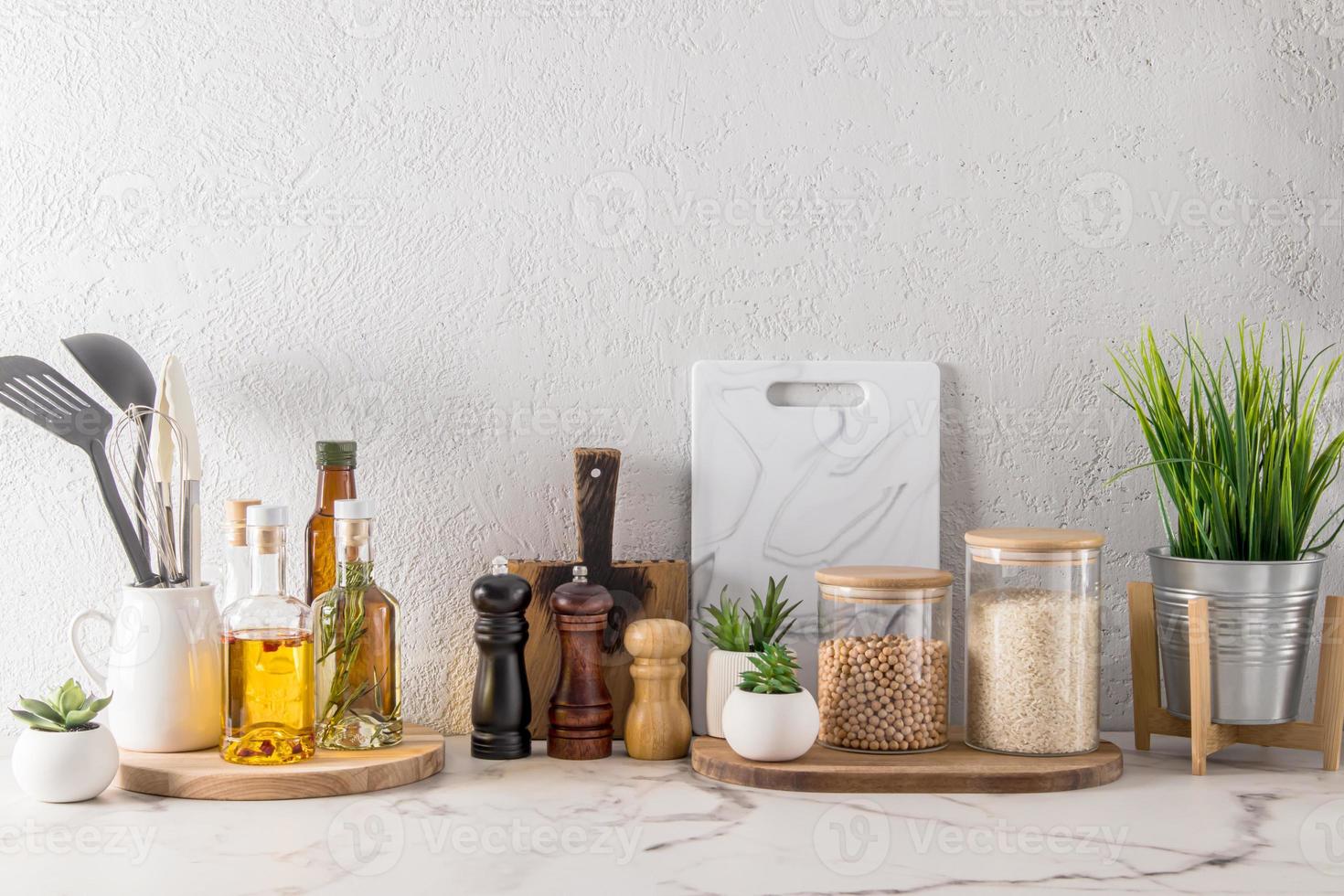 fond de cuisine blanc élégant avec ustensiles et récipients pour stocker diverses épices et produits. plan pernd, place à copier. photo