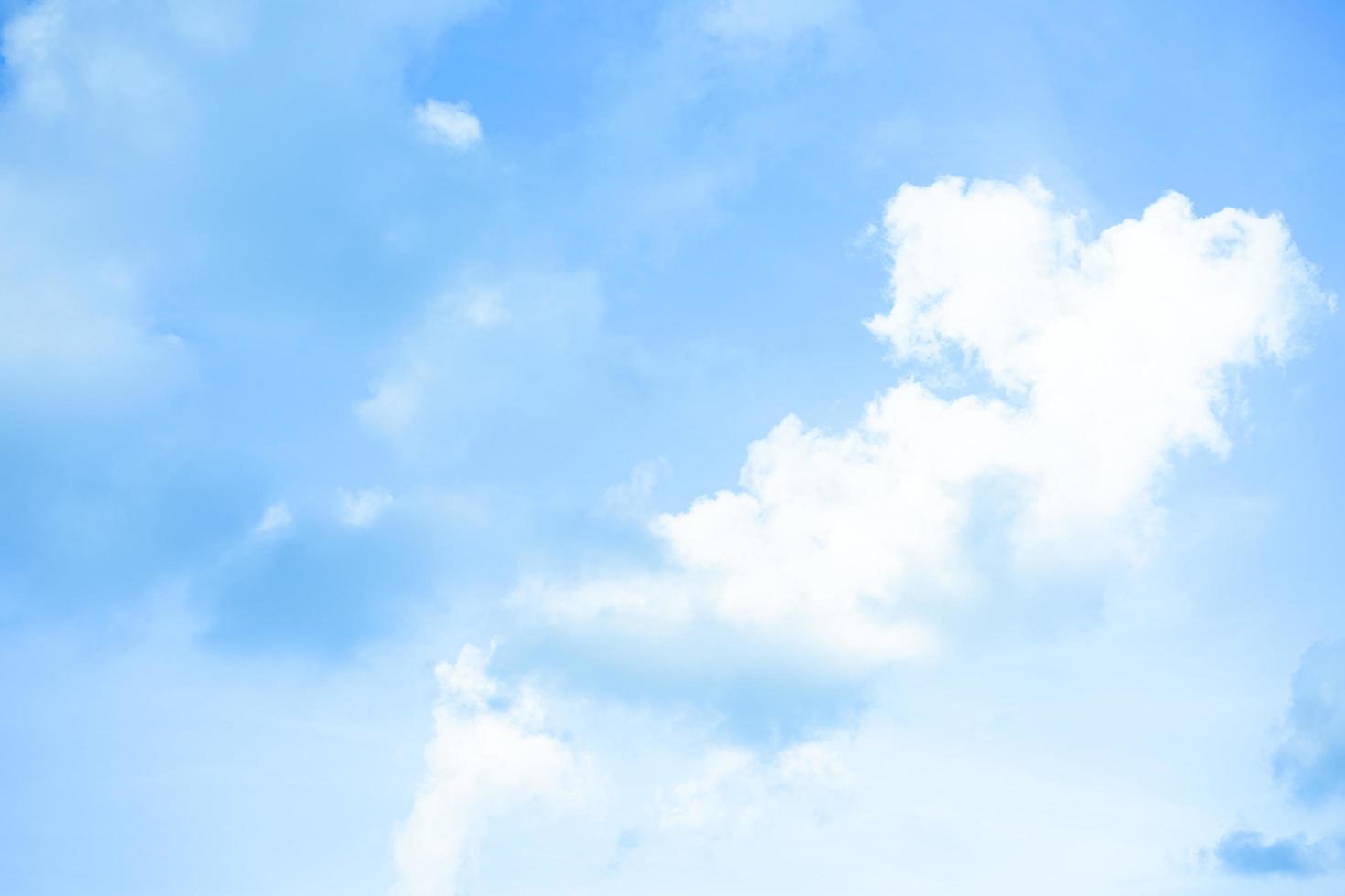 vue sur le magnifique fond de ciel bleu et de nuages avec espace de copie pour le papier peint ou la bannière photo