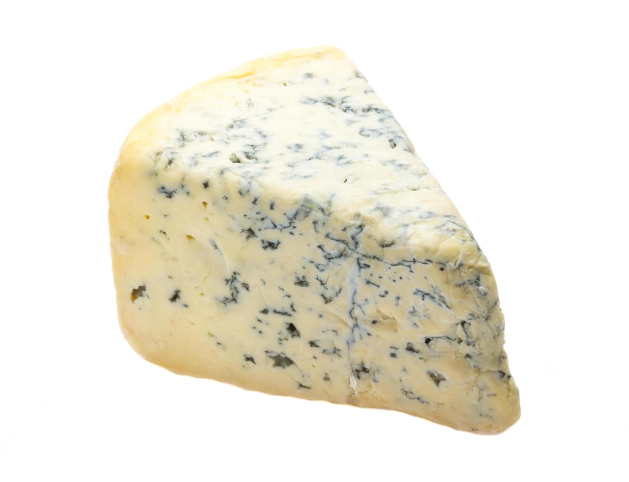 fromage bleu sur blanc photo