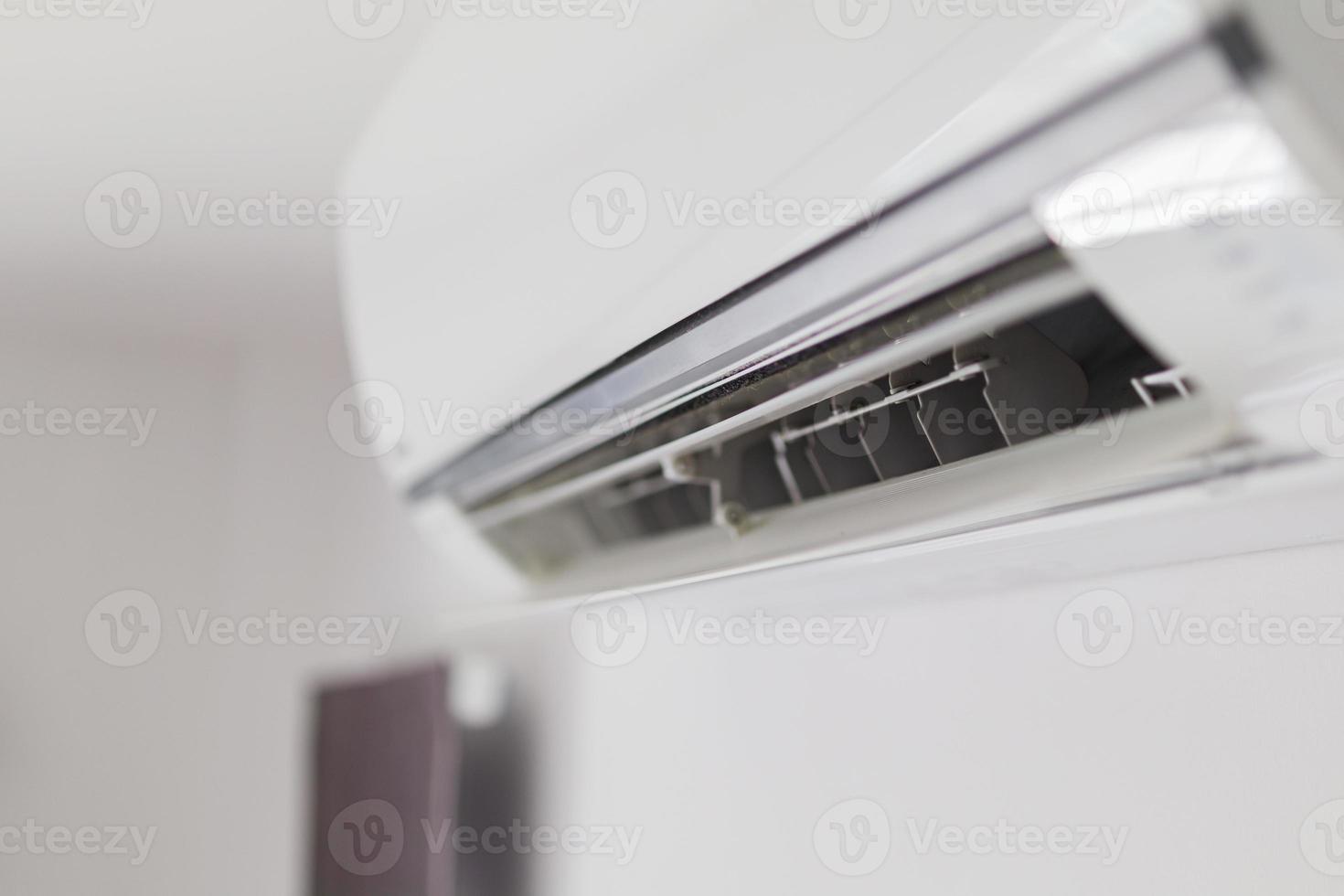 climatiseur sur fond intérieur de salle de mur blanc photo