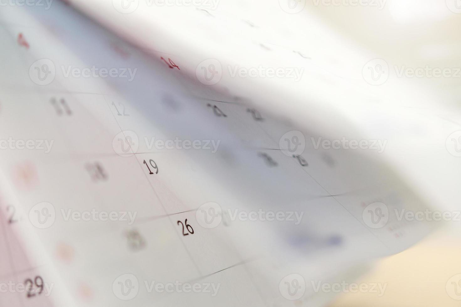 feuille de retournement de page de calendrier gros plan sur fond de table de bureau concept de réunion de rendez-vous de planification d'horaire d'entreprise photo