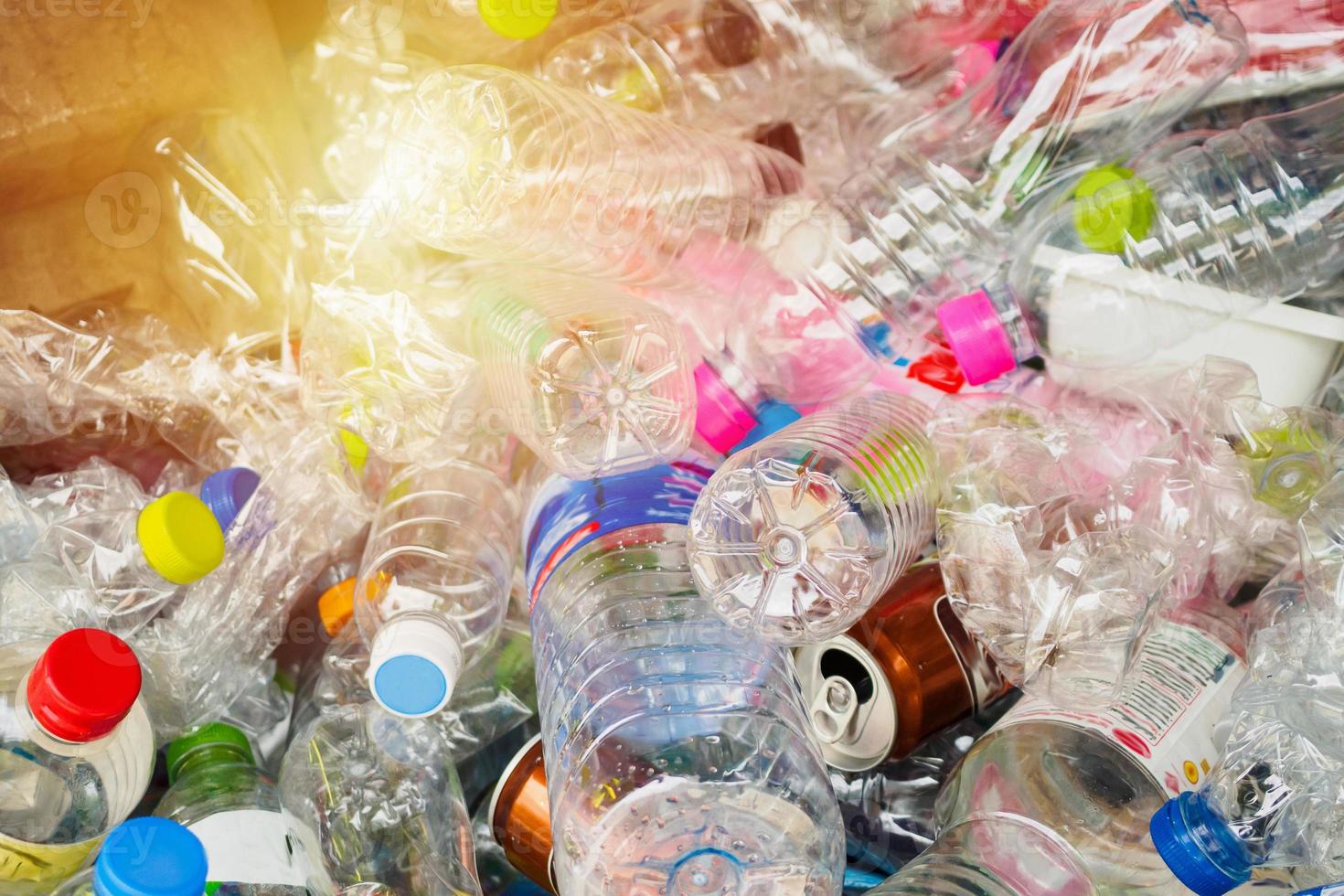 bouteilles en plastique dans la station de recyclage des ordures photo