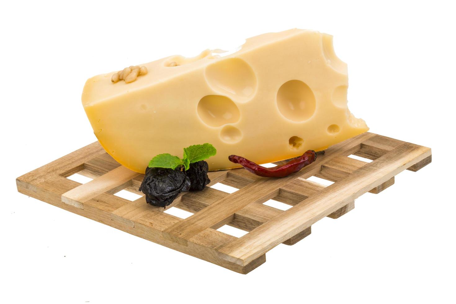 fromage maasdam sur blanc photo