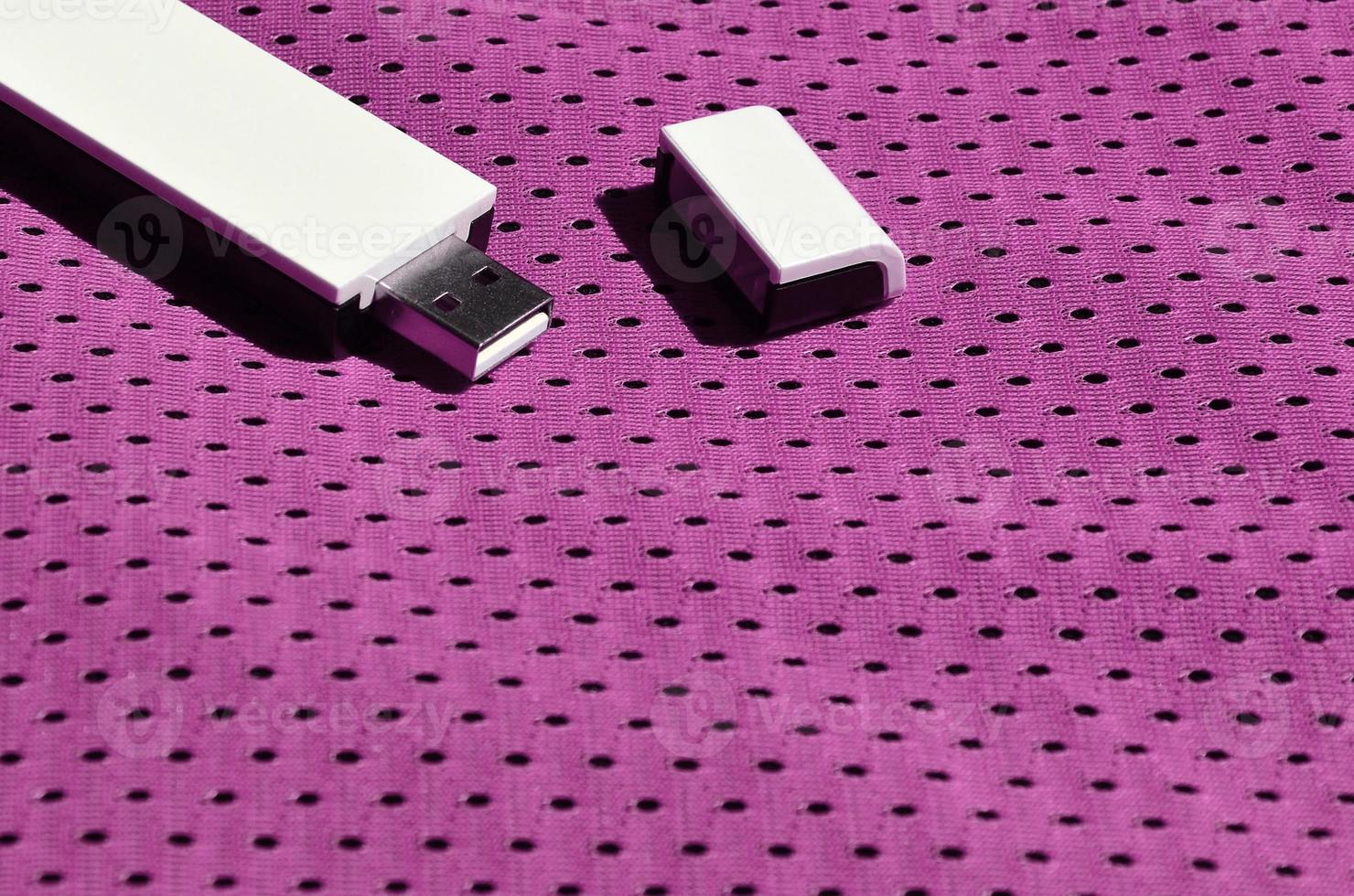 un adaptateur wi-fi usb portable moderne est placé sur le vêtement de sport violet en fibre de nylon polyester photo