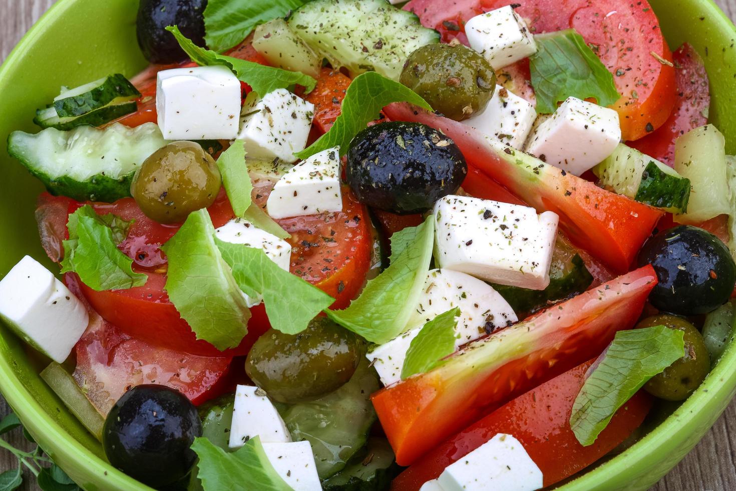 salade grecque dans le bol photo