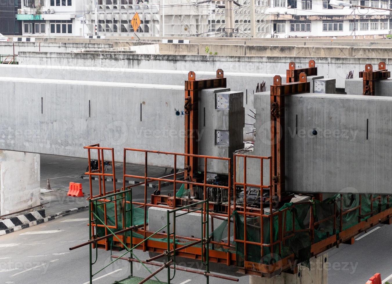 la poutre de guidage du projet de monorail est en construction. photo