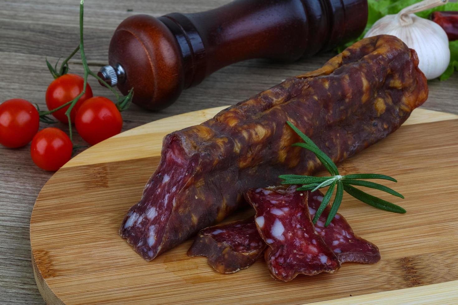 saucisse de salami sur bois photo