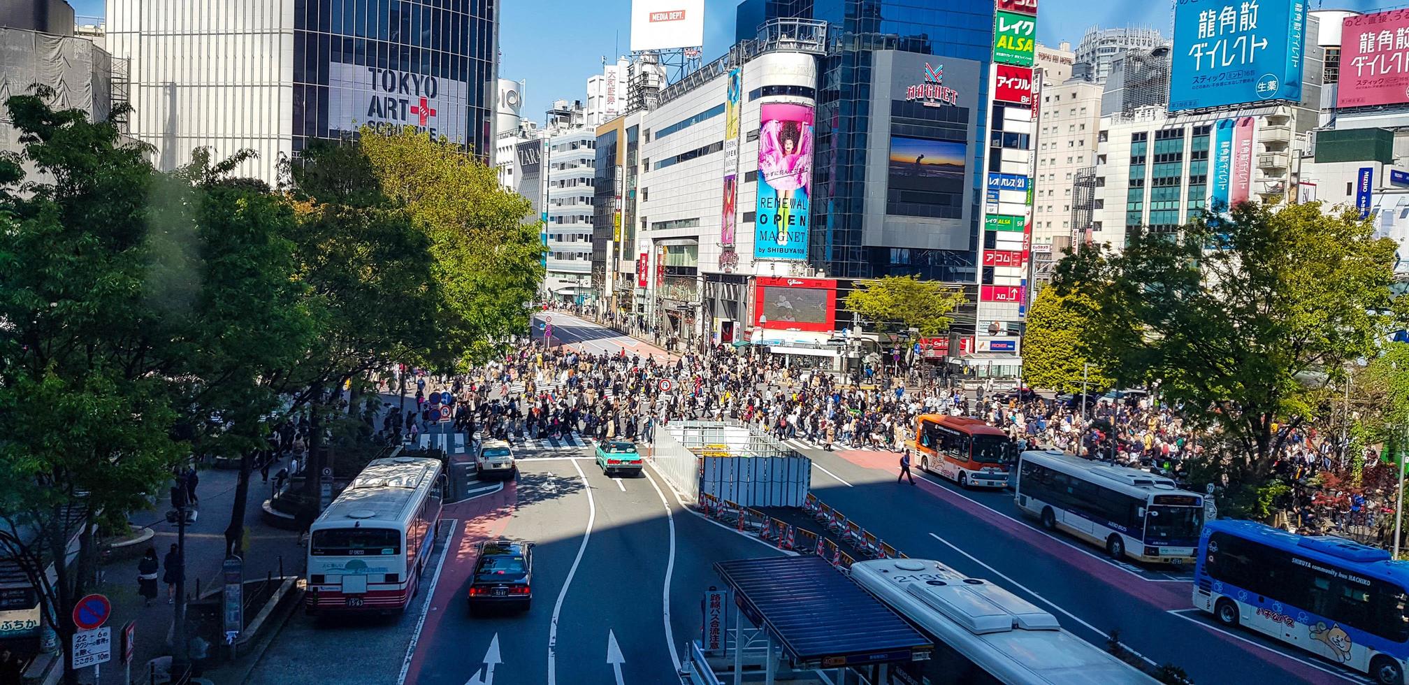 japon en avril 2019. le passage à niveau de shibuya est un passage à niveau populaire à shibuya, tokyo, japon. photo