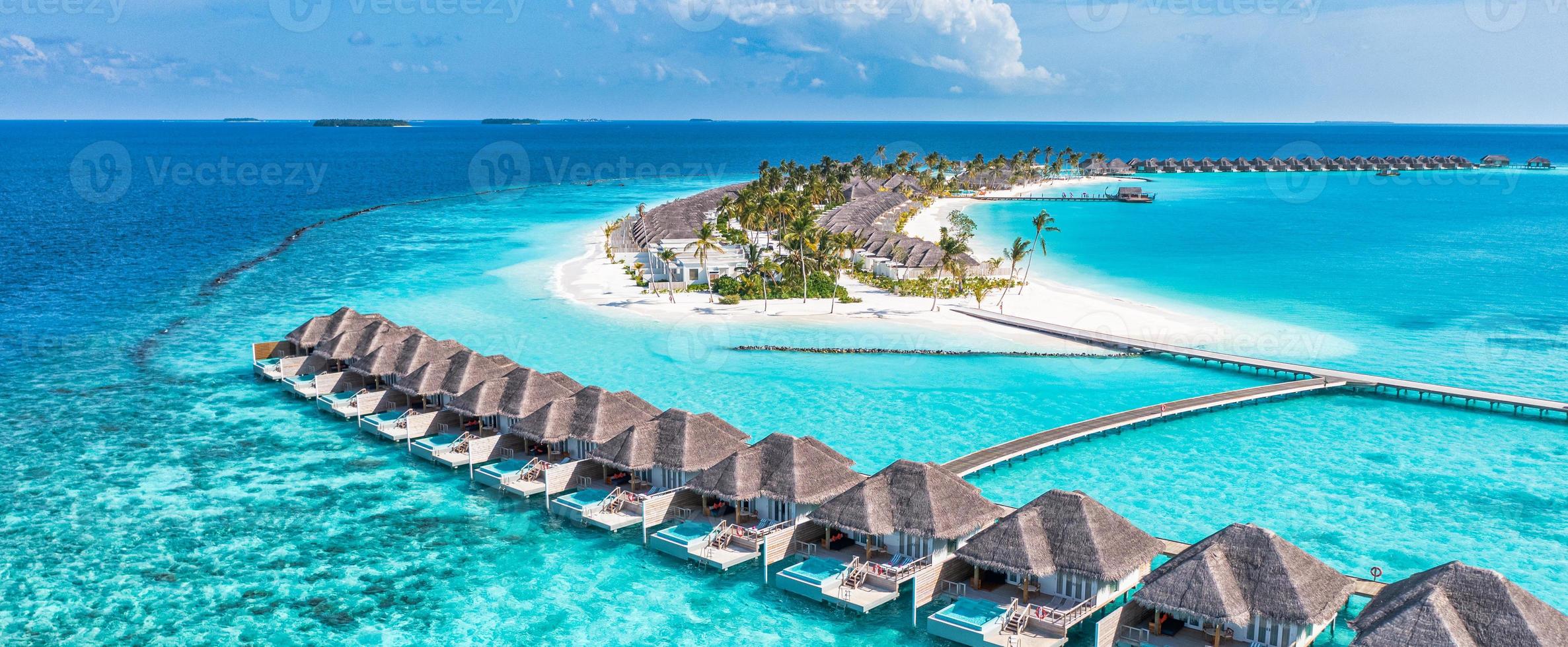 beau paradis des maldives. paysage de voyage aérien tropical, paysage marin avec pont en bois, villas sur l'eau, magnifique plage de ciel de sable de mer, nature des îles tropicales. destination de tourisme exotique vacances d'été photo