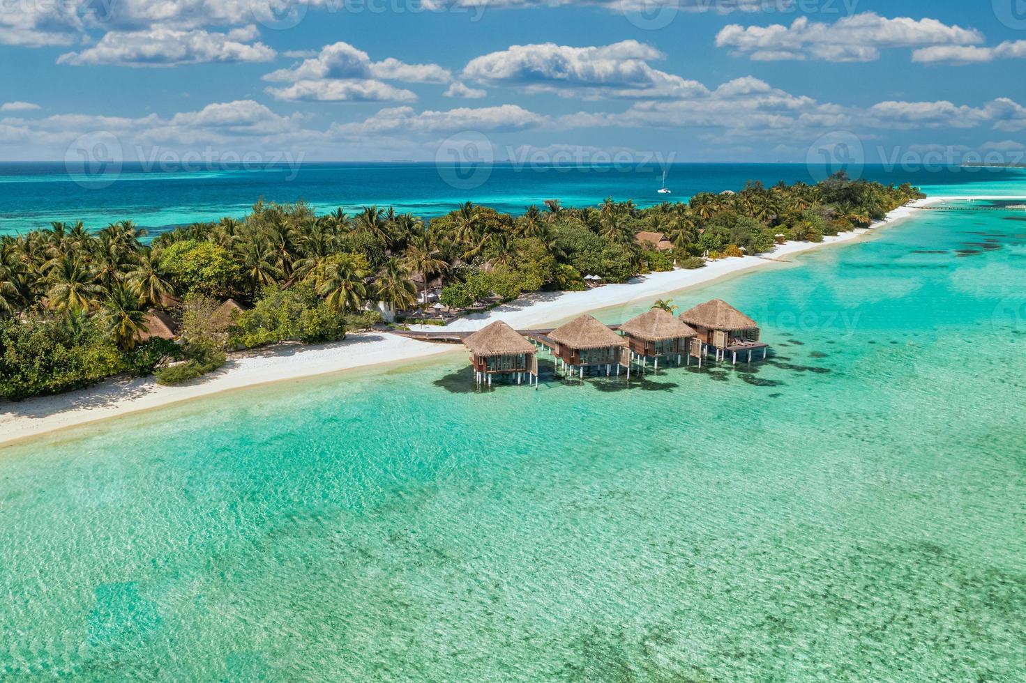 incroyable plage de l'île. maldives de vue aérienne paysage tropical tranquille bord de mer avec palmiers sur la plage de sable blanc. rive nature exotique, île de villégiature de luxe. beau tourisme de vacances d'été photo