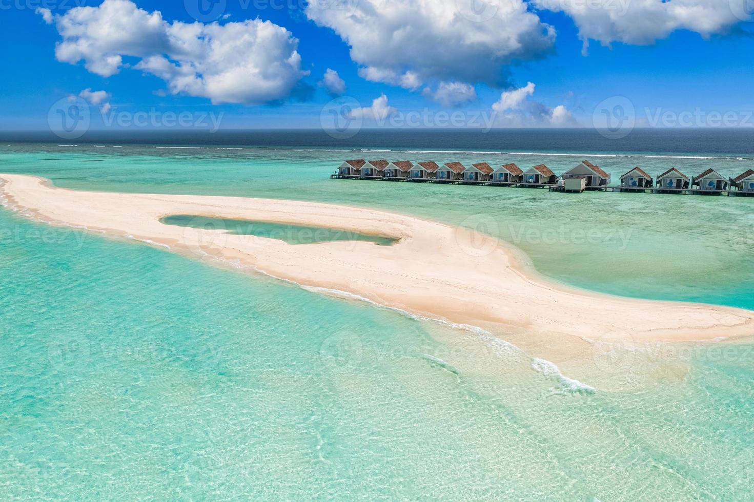 beau paradis des maldives. paysage de voyage aérien tropical, paysage marin avec pont en bois, villas sur l'eau, magnifique plage de ciel de sable de mer, nature des îles tropicales. destination de tourisme exotique vacances d'été photo