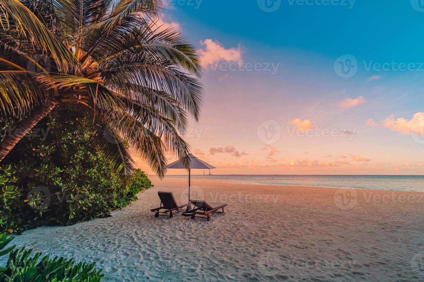 plage incroyable. chaises sur la mer de la plage de sable. station balnéaire de vacances d'été de luxe en tant que conception touristique. paysage tropical panoramique. paysage tranquille, plage relaxante, panorama paradisiaque pour les couples romantiques photo