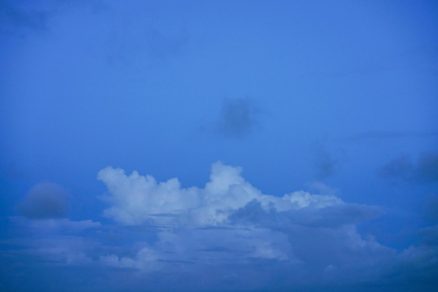 ciel bleu fantastique avec espace de copie de nuages pour fond de bannière ou de papier peint photo
