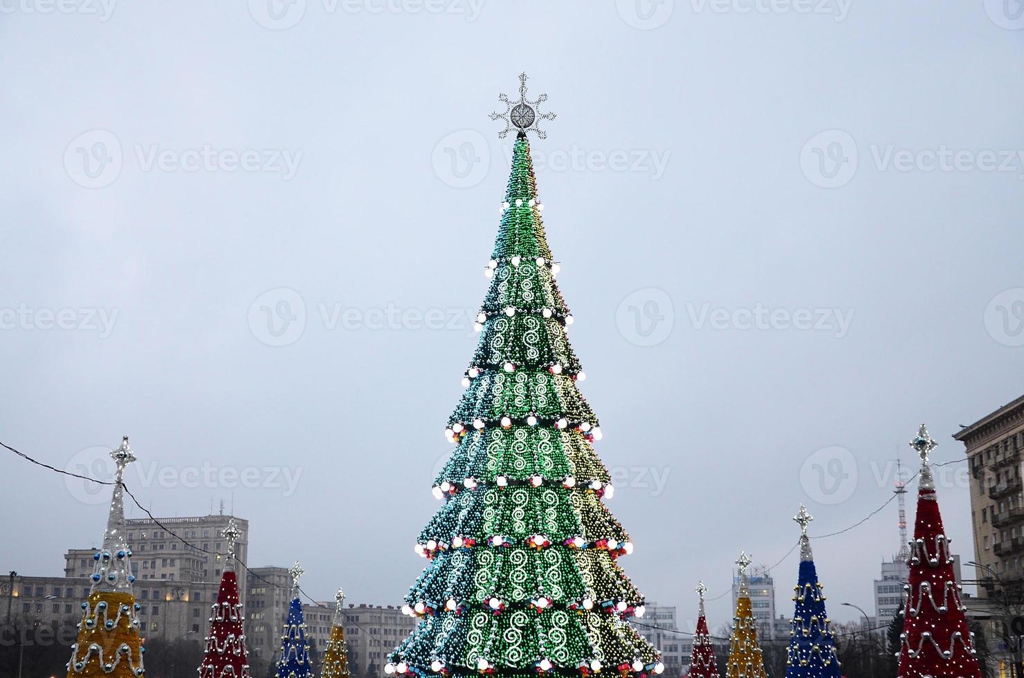 un immense sapin de noël artificiel se dresse sur la place de la liberté à kharkov, en ukraine. 2018 nouvel an photo