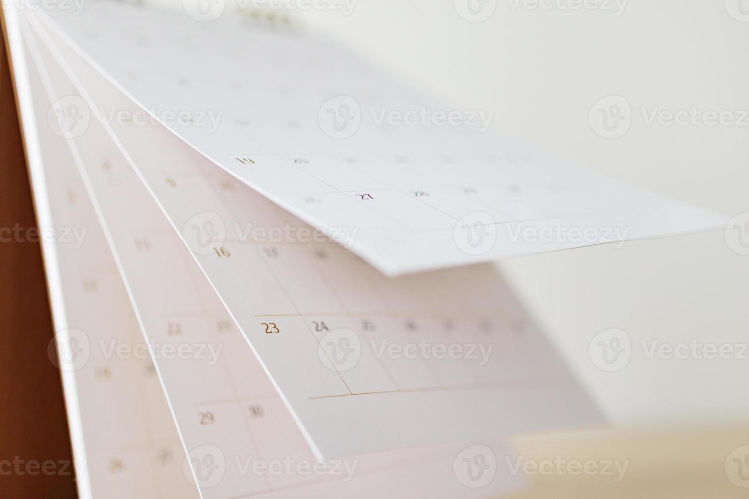 feuille de feuille de retournement de page de calendrier gros plan arrière-plan flou calendrier d'affaires planification rendez-vous concept de réunion photo