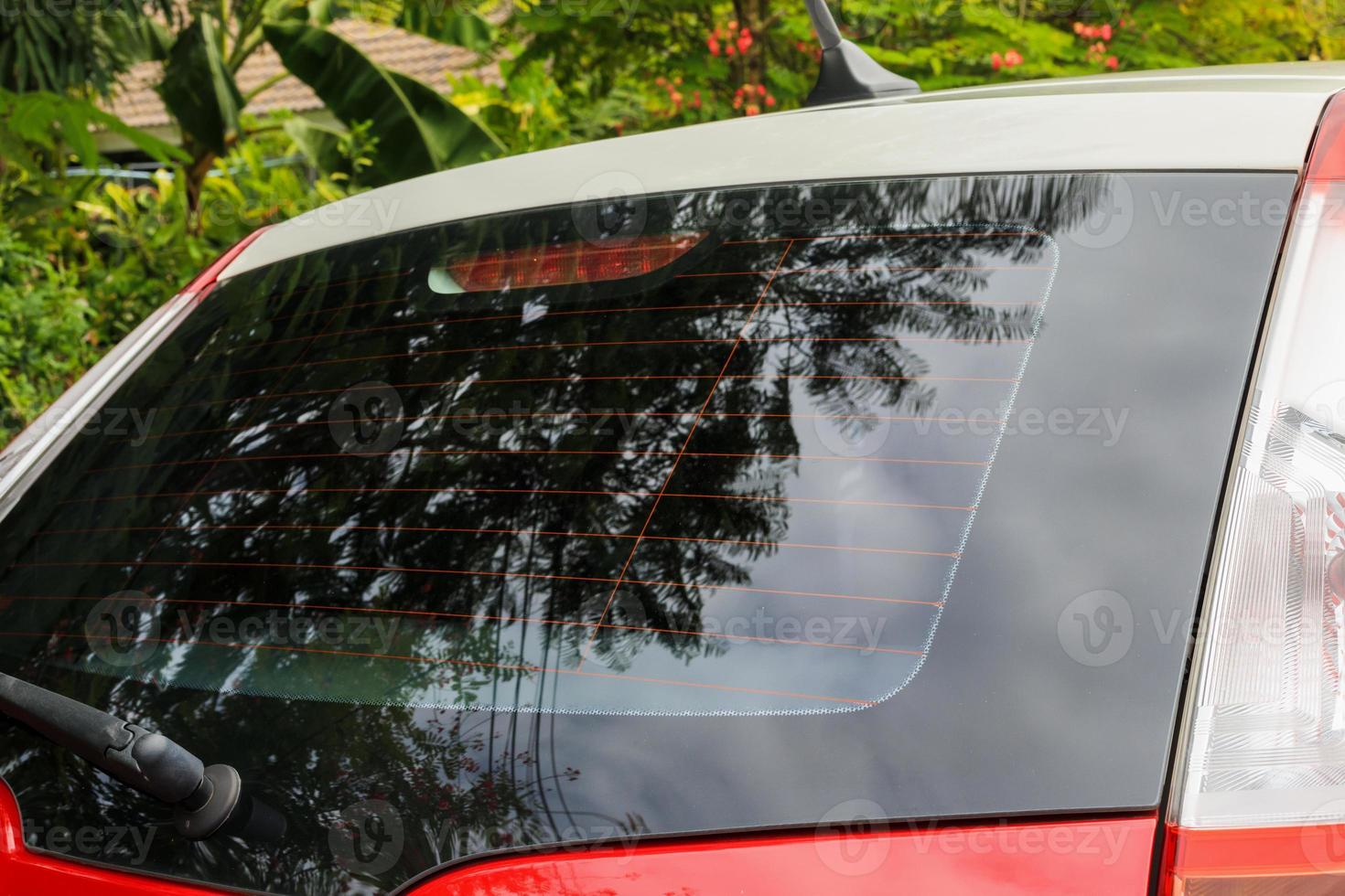 vue arrière de la fenêtre de la voiture rouge pour la maquette de l'autocollant photo