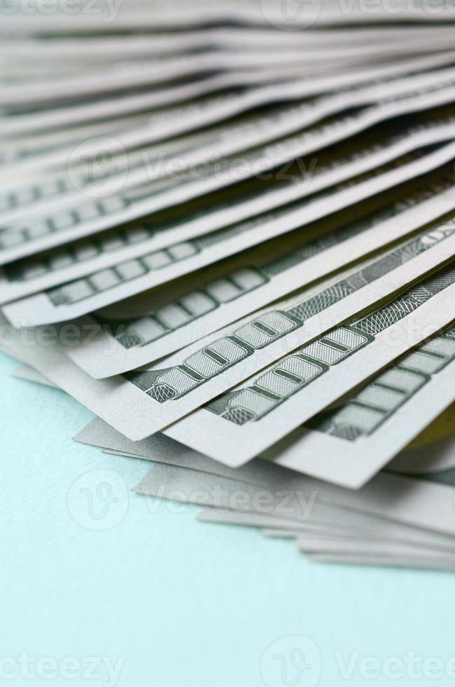 fan d'un billet d'un dollar américain d'un nouveau design se trouve sur un fond bleu clair photo
