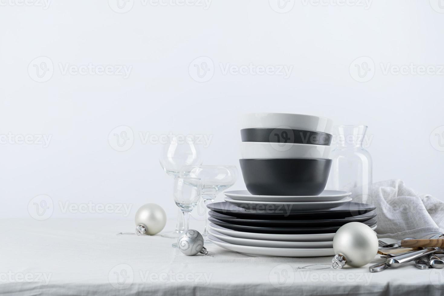 ensemble de vaisselle en noir et blanc avec assiettes, couverts et verres  avec décorations de vacances sur table à manger, espace copie 12924194  Photo de stock chez Vecteezy