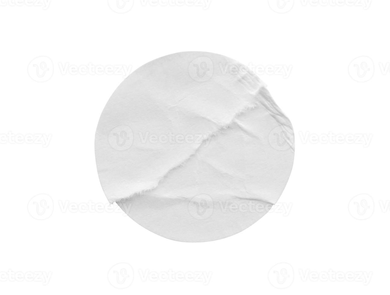 Étiquette autocollante en papier rond blanc vierge isolée sur fond blanc avec un tracé de détourage photo