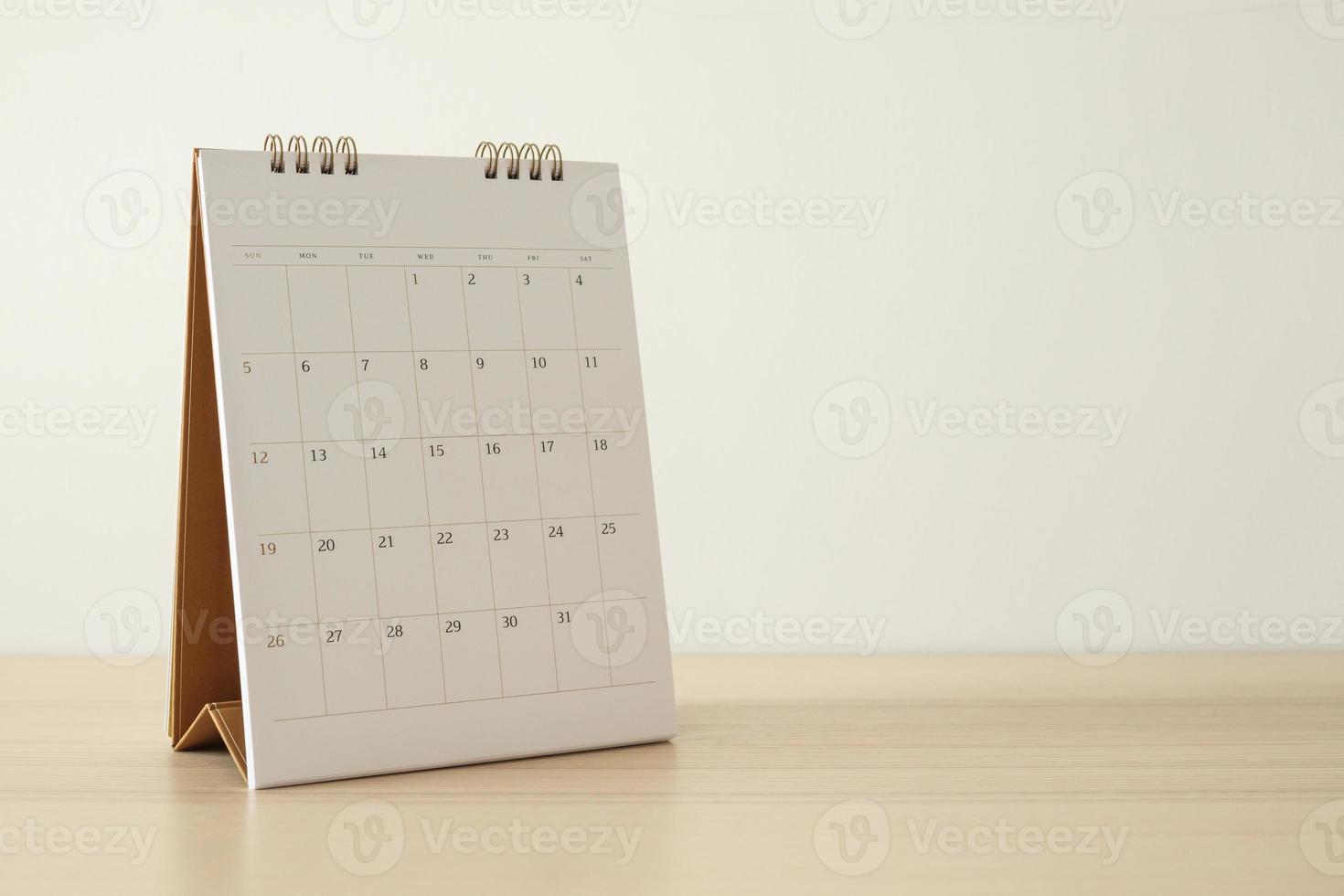 page de calendrier gros plan sur une table en bois avec fond de mur blanc concept de réunion de rendez-vous de planification d'entreprise photo