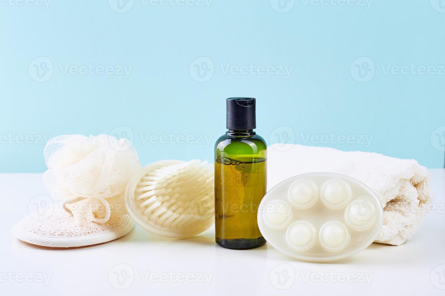 accessoires de salle de bain - shampoing, luffa, serviette, sel de bain et brosse pour le corps photo