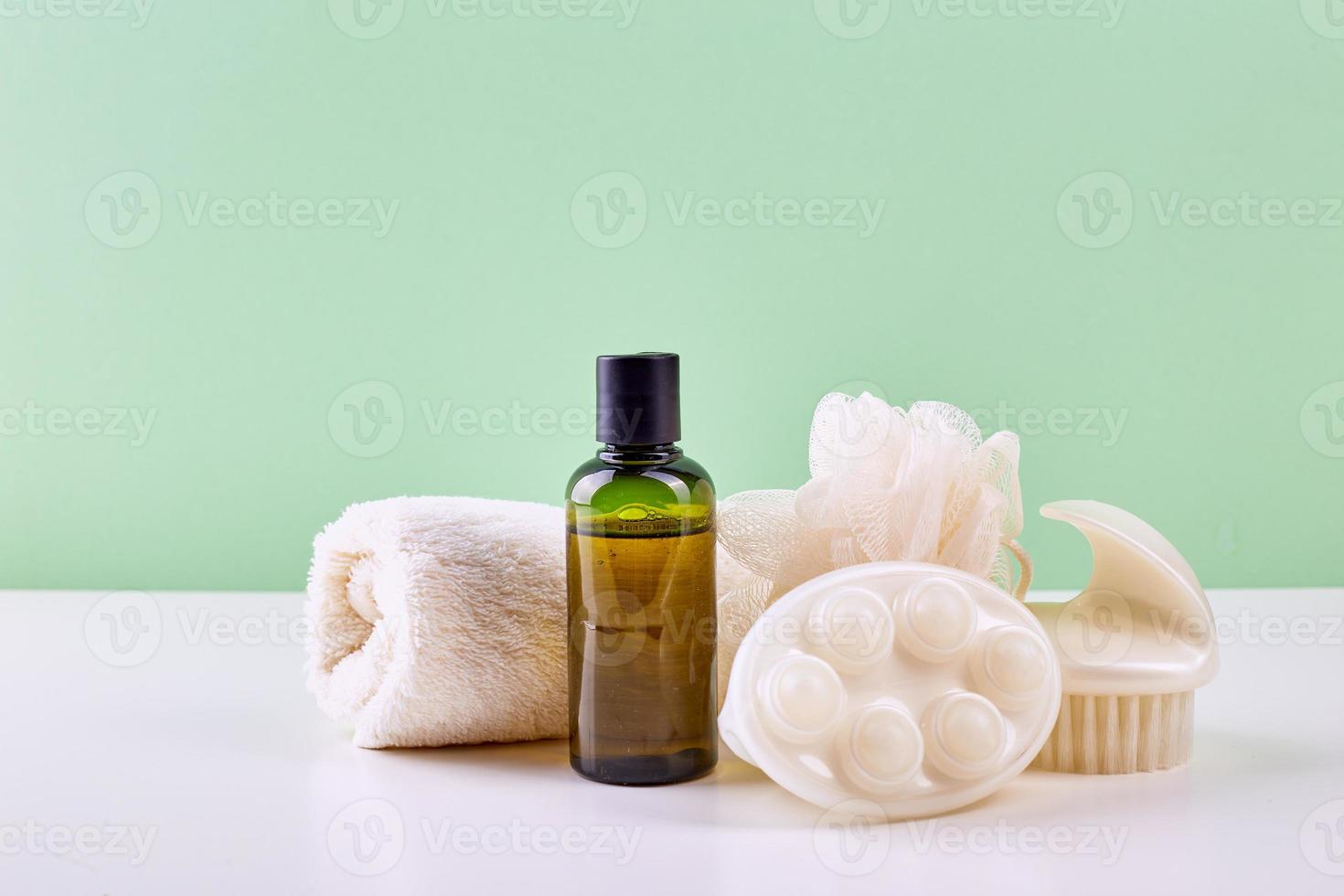 accessoires de salle de bain - shampoing, luffa, serviette, sel de bain et brosse pour le corps photo