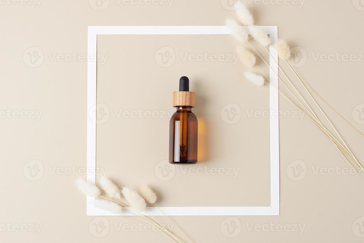 cadre blanc avec bouteille cosmétique sur fond beige. mise à plat. photo