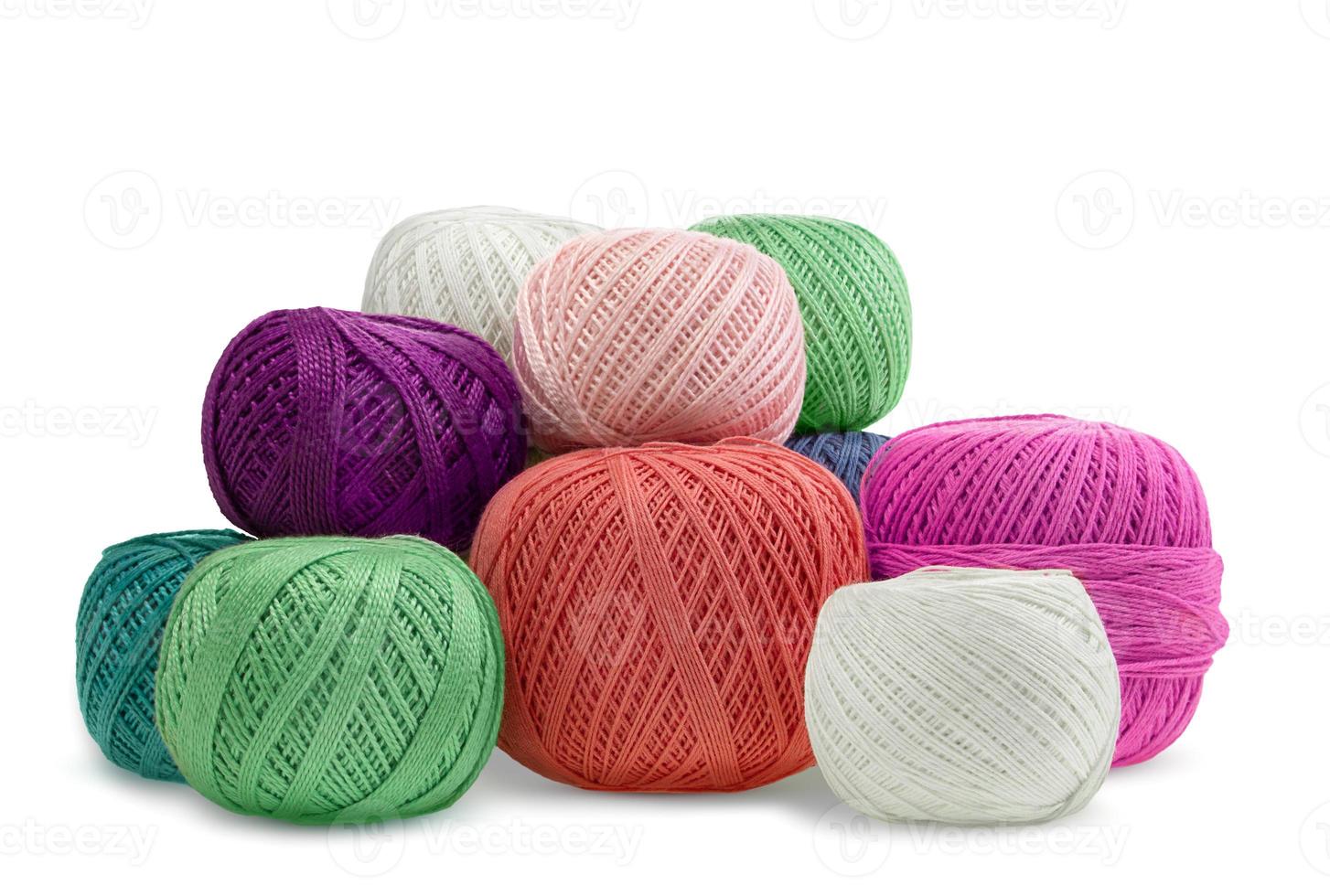 boules de laine multicolores, fil sur fond blanc isolé. fait main, passe-temps, tricot. copie espace photo