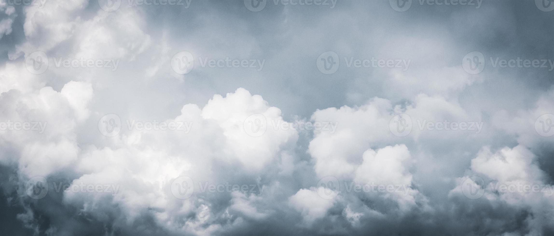 fond naturel de nuages gris, ciel dramatique, beau ciel, taille de bannière large photo