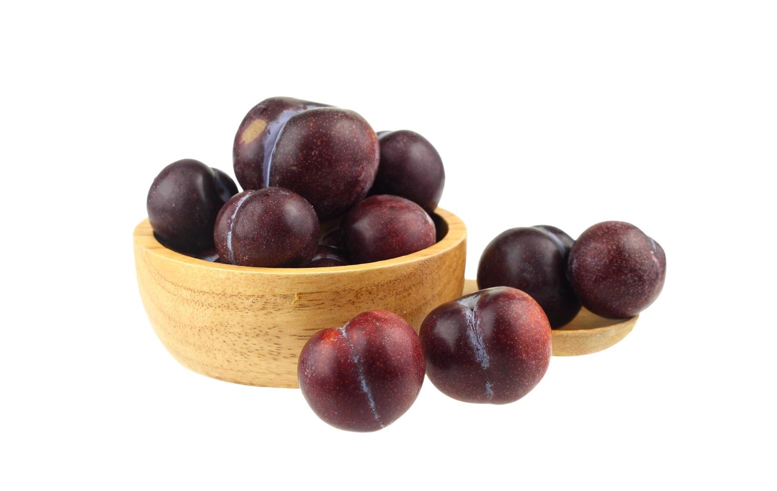 fruit sain - prune isolé sur blanc photo