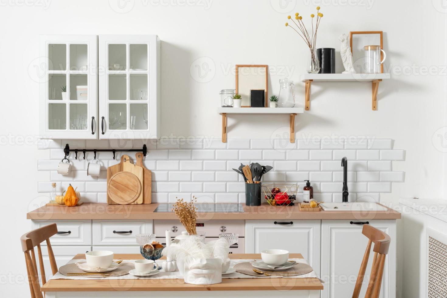 intérieur de cuisine moderne avec table et étagères photo