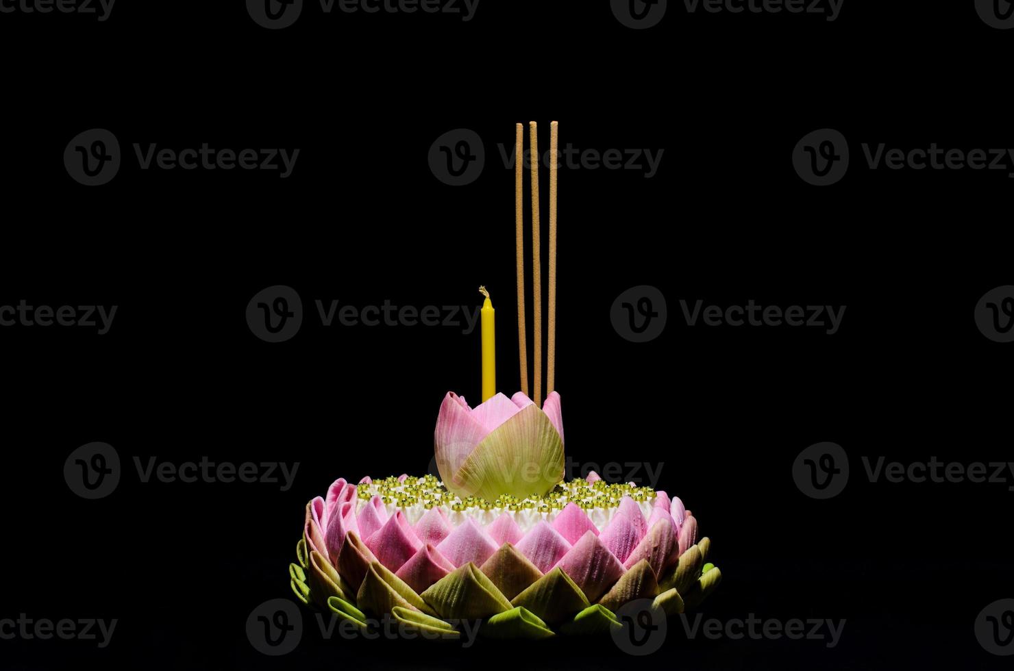 mise au point sélective sur la fleur de lotus du pétale de lotus rose krathong sur fond de nuit pour la pleine lune de thaïlande ou le festival loy krathong. photo