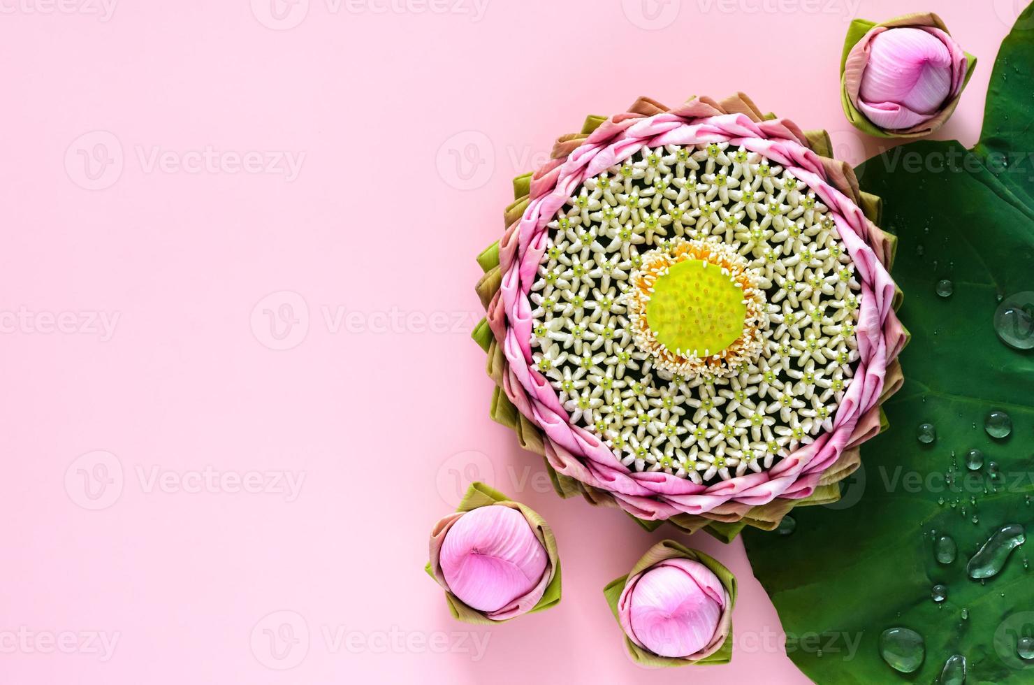 pétale de lotus rose krathong pour le festival thaïlande loy krathong décore avec son pollen et sa fleur de couronne sur fond rose avec fleur de lotus et feuille. photo