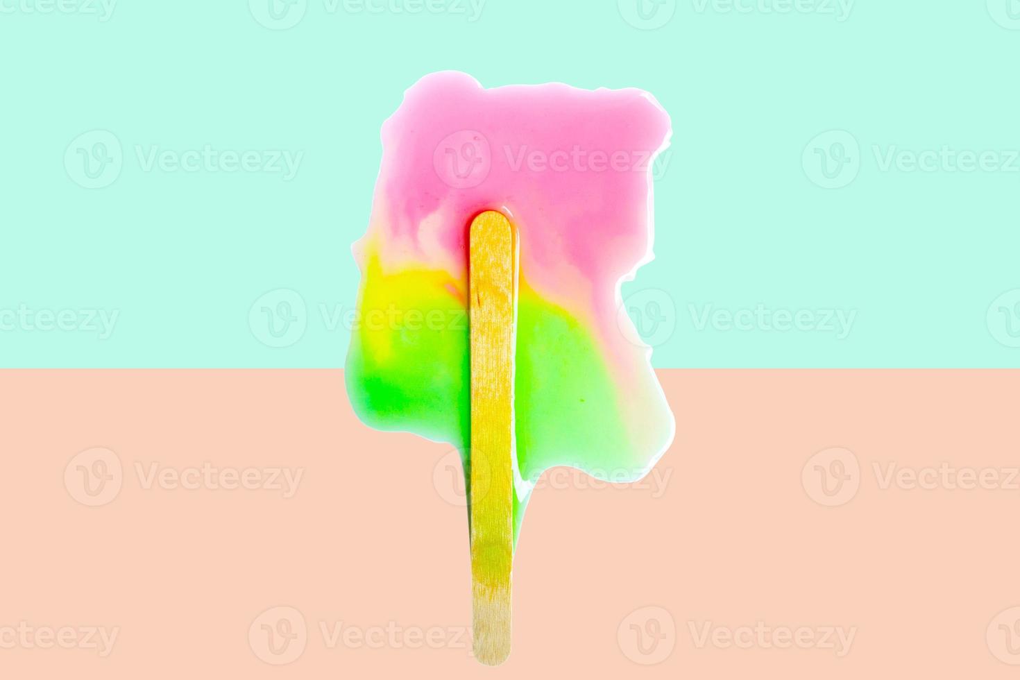 glace de bâton de pop colorée fondue isolée sur fond pastel.fichier contient un chemin de détourage. photo