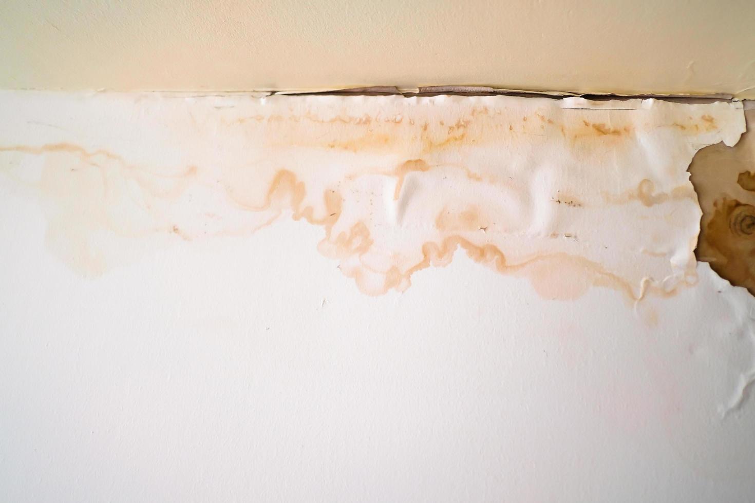 toit de plafond endommagé par l'eau dans une vieille maison abandonnée. photo