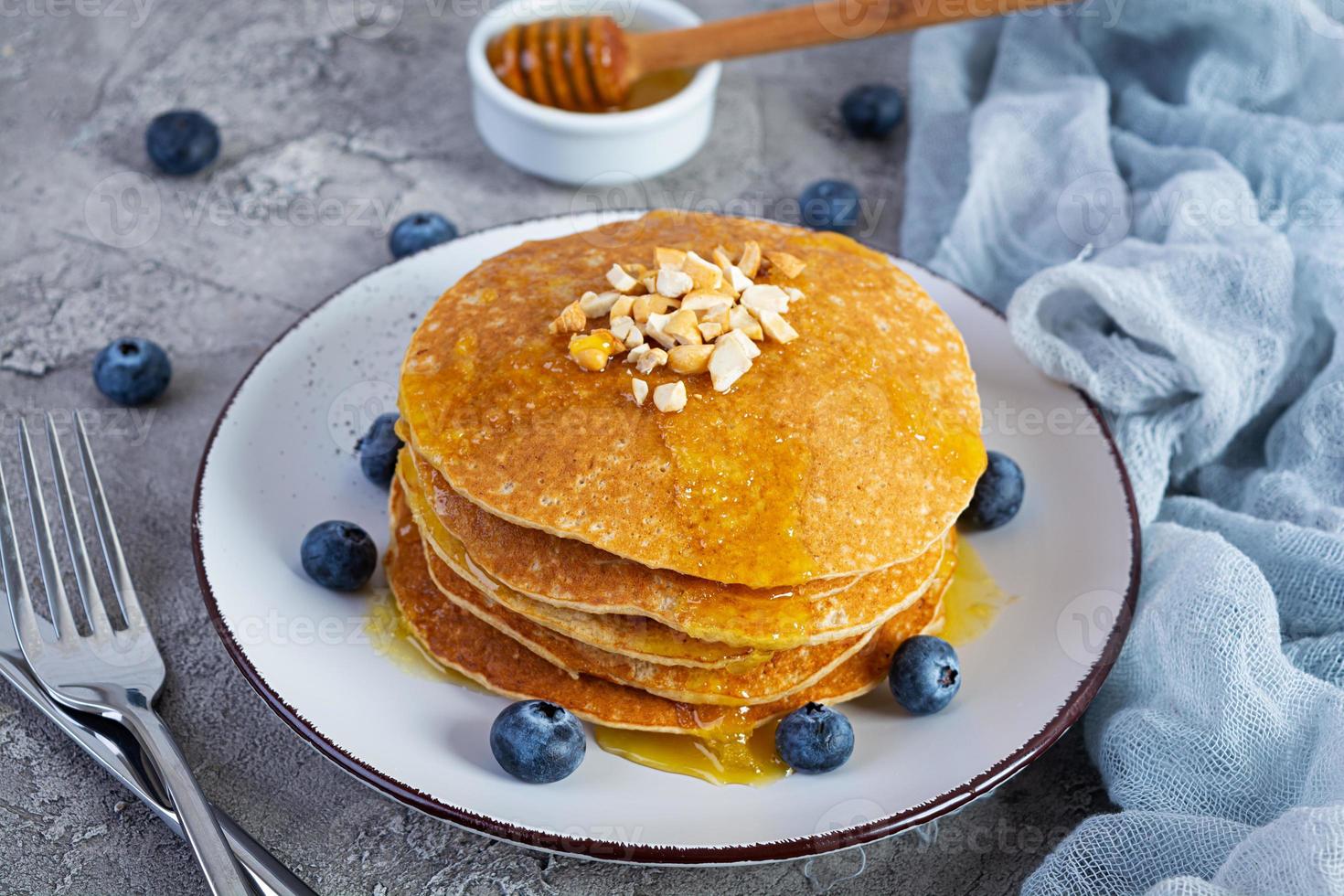 délicieuses crêpes maison au miel et myrtilles. petit déjeuner savoureux avec des crêpes photo