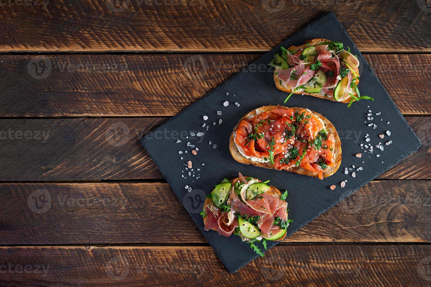 bruschetta grillée avec filet de saumon et jambon. délicieux antipasti de bruschetta italienne. vue de dessus photo