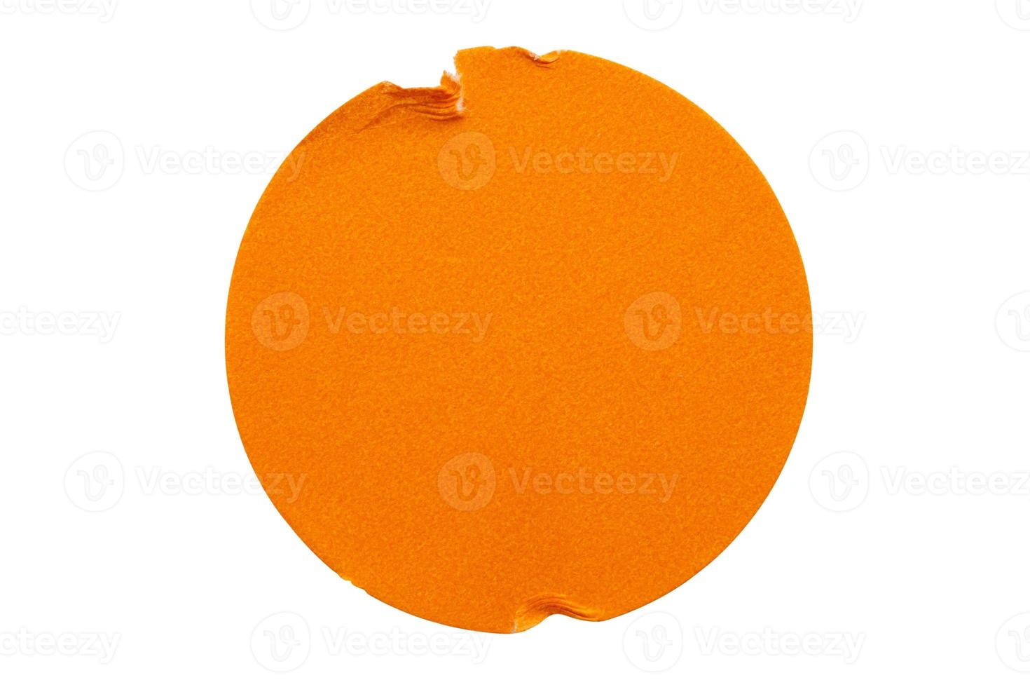 Étiquette autocollante en papier adhésif rond orange vierge isolé sur fond blanc photo