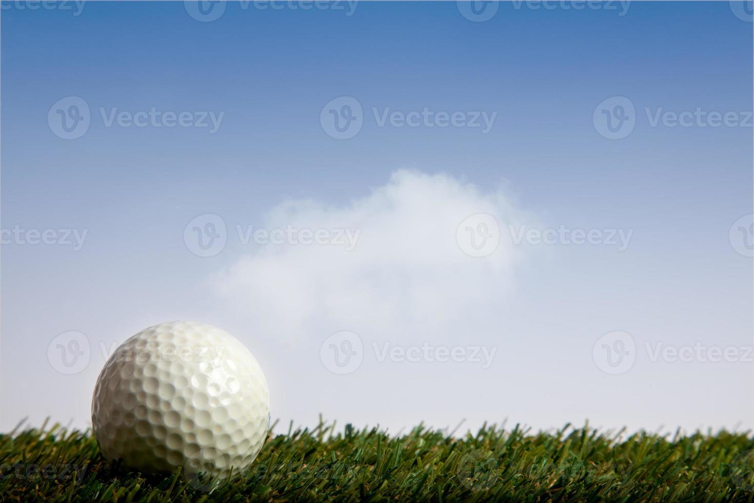 balle de golf sur vert photo