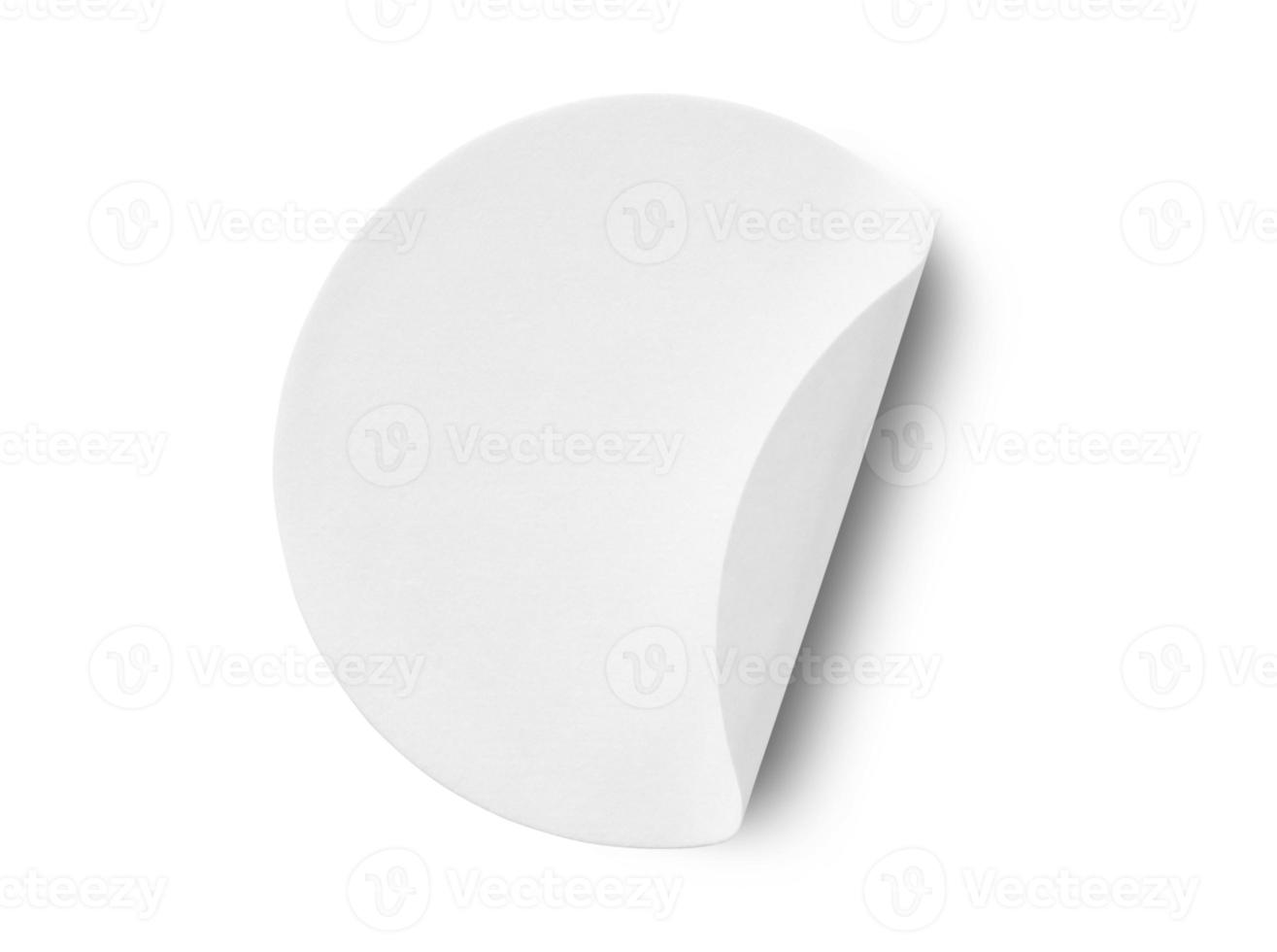 Étiquette autocollante en papier rond blanc vierge isolée sur fond blanc photo