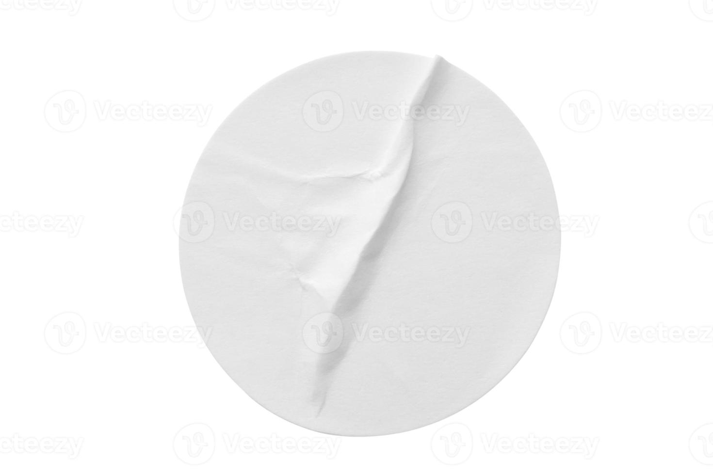 Étiquette autocollante en papier rond blanc vierge isolée sur fond blanc photo