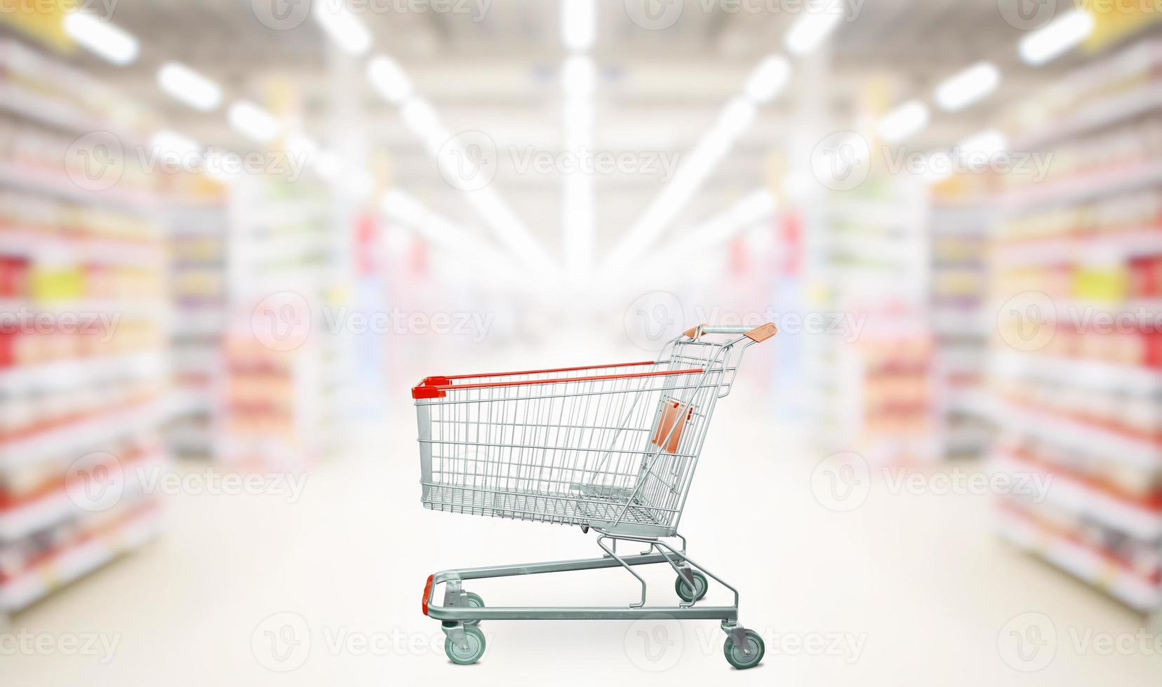 panier rouge vide au supermarché photo