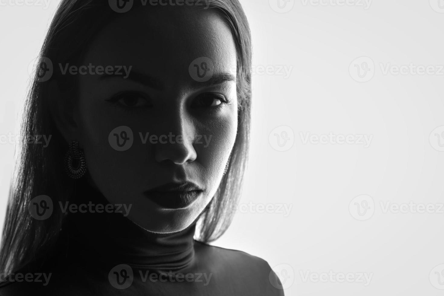 portrait d'une femme gros plan sur fond blanc, photo noir et blanc, silhouette