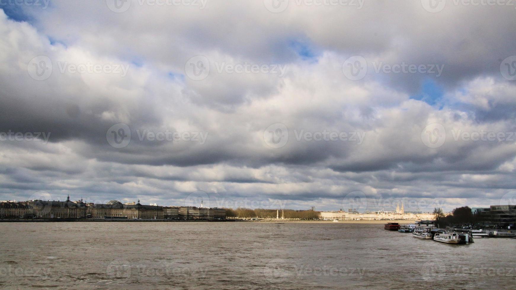 une vue de la ville de bordeaux en france photo