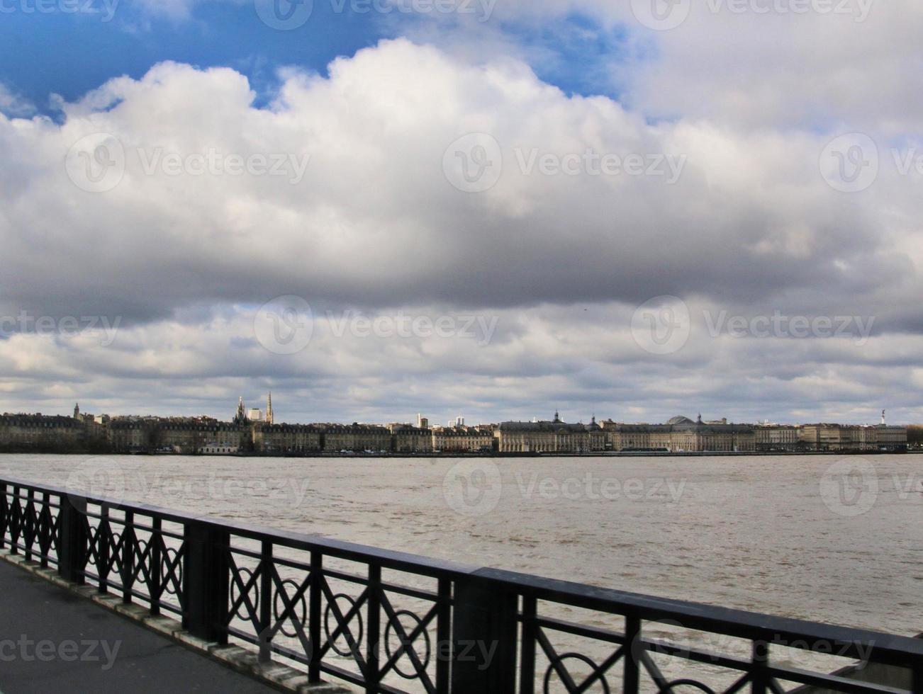 une vue de la ville de bordeaux en france photo