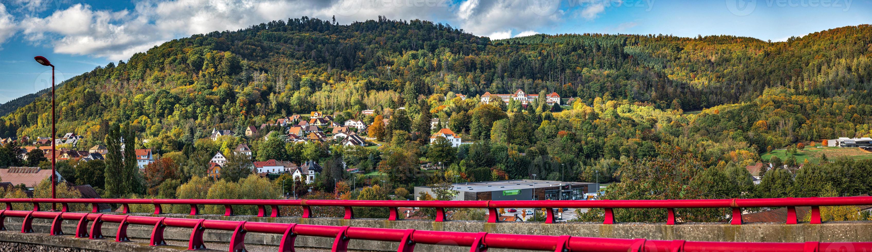 belle vue sur les montagnes vosgiennes colorées d'automne photo