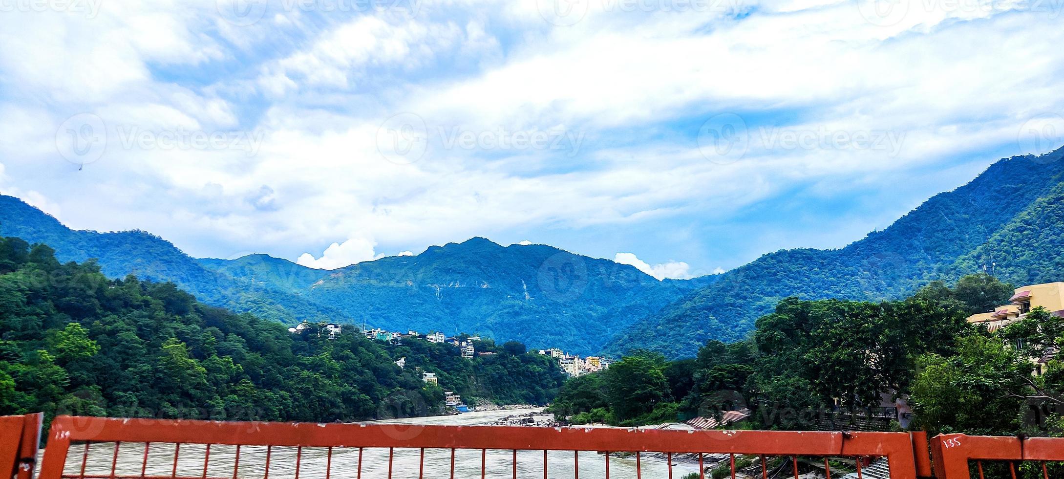 belle vue sur la montagne et le ciel nuageux du jammu-et-cachemire photo