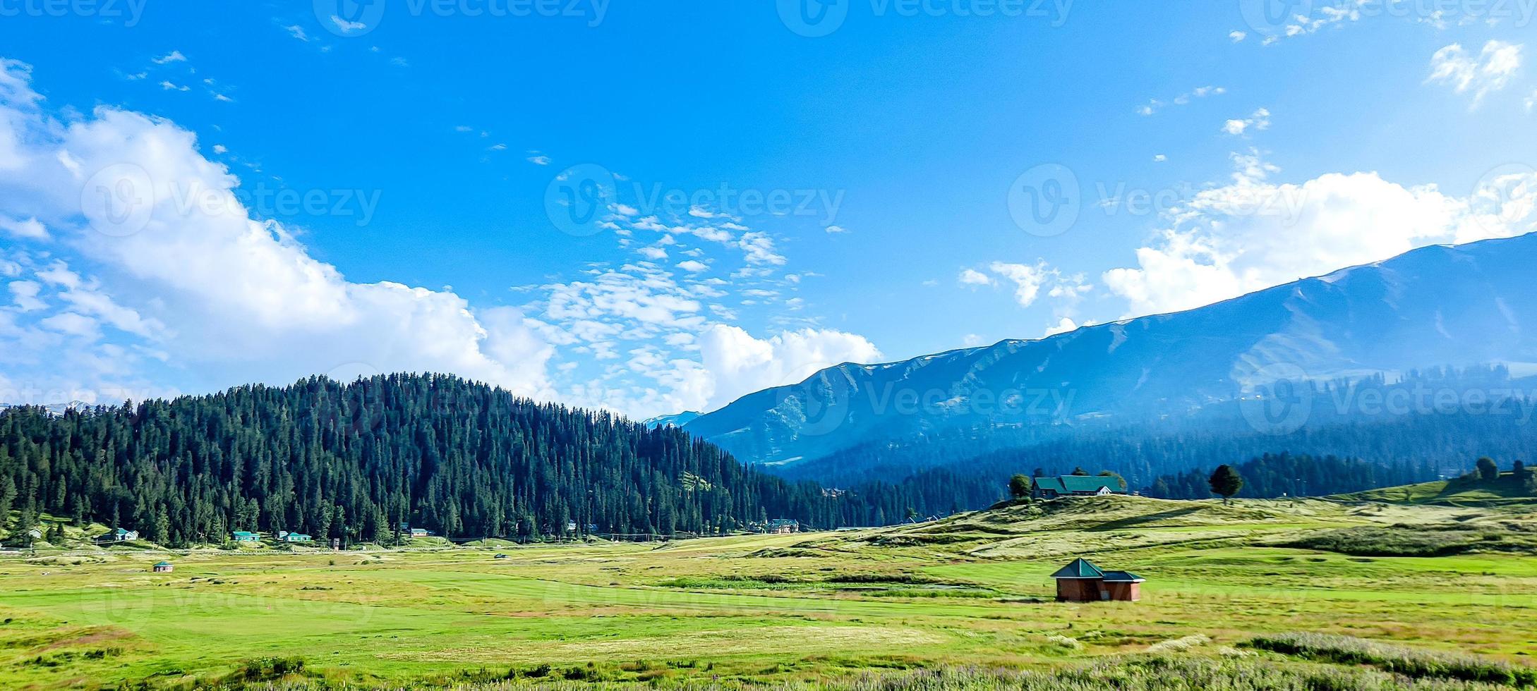 belle vue sur la montagne et le ciel nuageux du jammu-et-cachemire photo