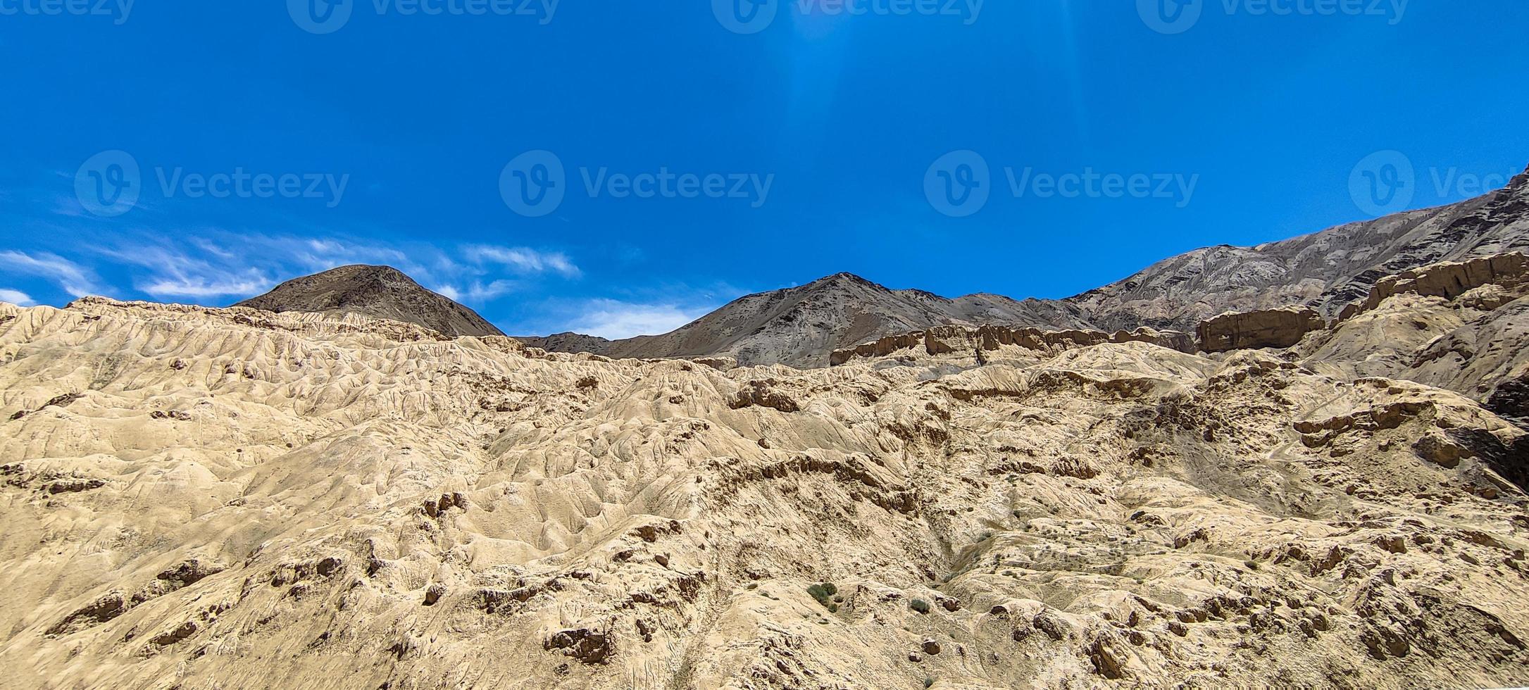 belle vue sur la montagne et le ciel nuageux du jammu-et-cachemire photo